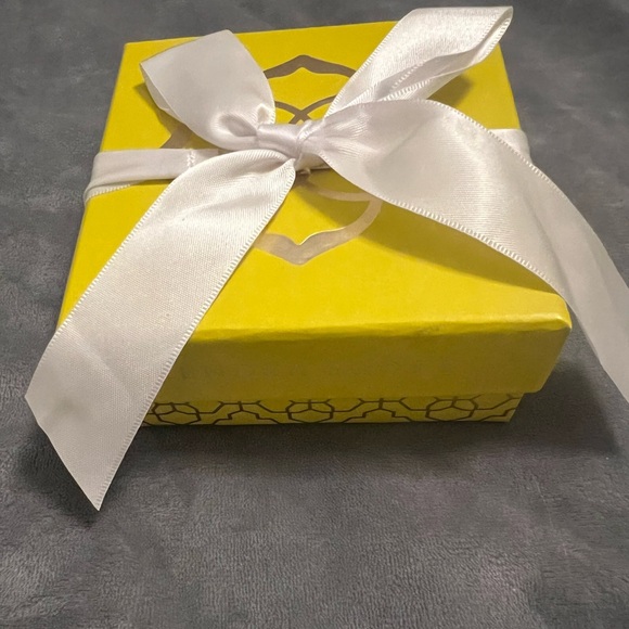 Brand new!! Kendra Scott  GFT SET a pair of earrings hoops and a necklace - Picture 2 of 8